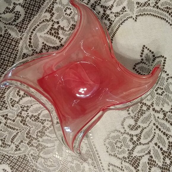 Murano-style art glass wave cranberry/pink bowl with a waffle bottom - Picture 5 of 12